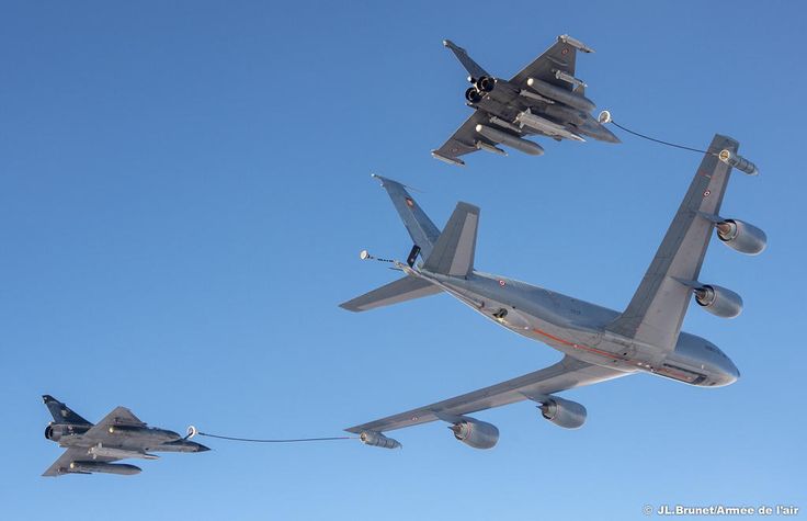 KC-135 Stratotanker refuleing.