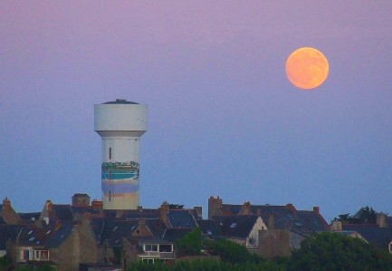 Red moon.