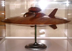 Maquette de soucoupe avec dérive